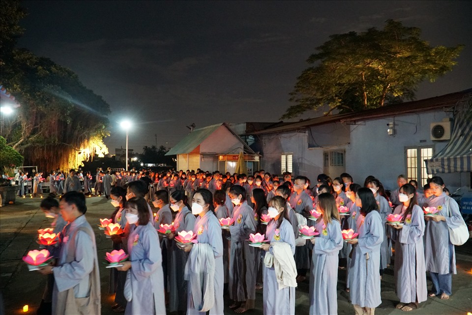 Người dân tham khảo lịch thả hoa đăng và lễ Vu lan của một số chùa tại TP.HCM