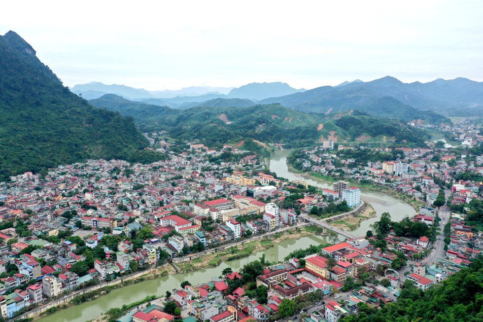 Tỉnh Hà Giang chủ yếu là nông thôn và vùng núi xa xôi nên điều kiện tiếp cận con chữ khó khăn