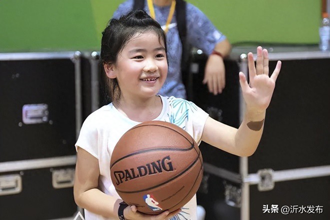 Con gái của Yao Ming từ khi còn nhỏ đã có chiều cao vượt trội
