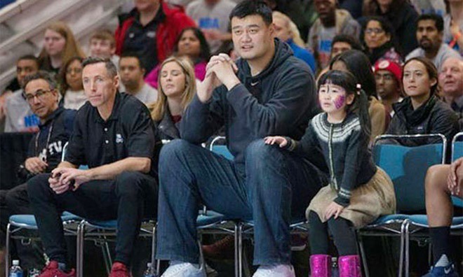 Giữa mọi người, gia đình Yao Ming gây chú ý với vóc dáng khổng lồ