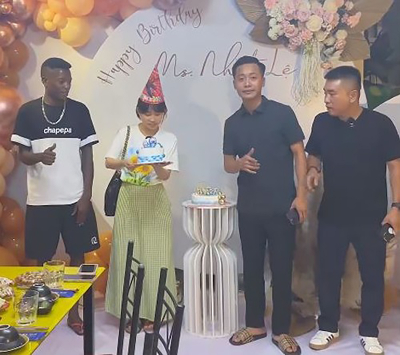 Buổi tiệc sinh nhật của chị gái Quang Linh trên sóng livestream