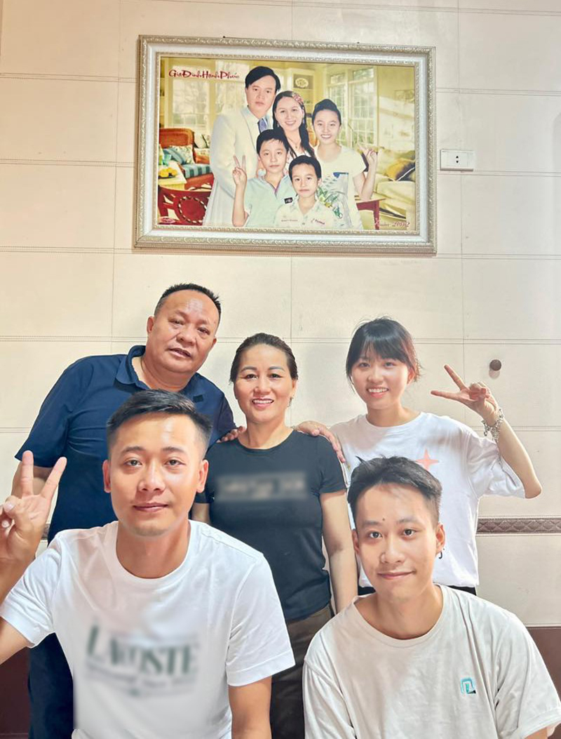 Ảnh đại gia đình của Quang Linh Vlog