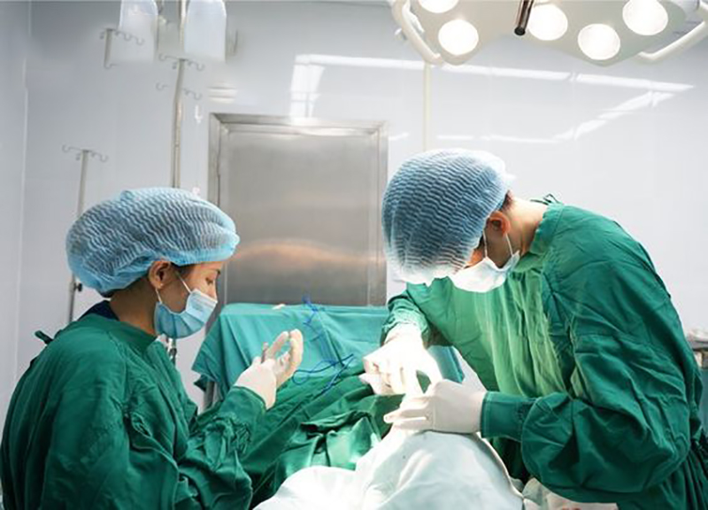 Bác sĩ phẫu thuật là người trực tiếp phẫu thuật trong ca mổ