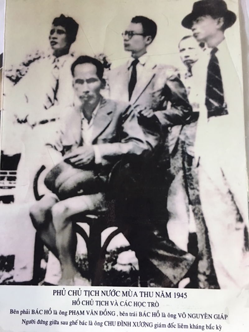 Đồng chí Chu Đình Xương trong một lần chụp ảnh cùng Bác Hồ