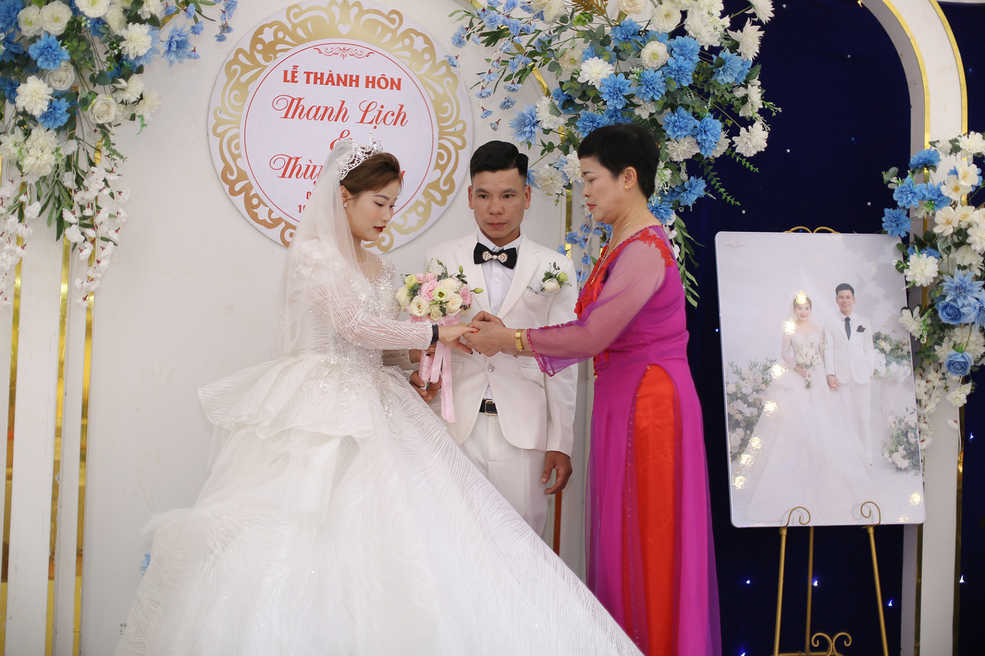Bà Sáu trao quà cưới cho vợ chồng anh Lịch chị Dung