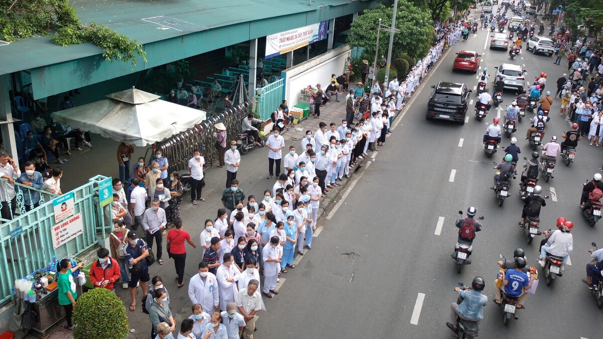 Hàng dài các y bác sĩ tại Bệnh viện Bình Dân đưa tiễn bác sĩ Văn Tần