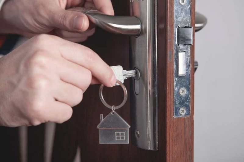 Kẻ trộm sẽ không thể tra chìa khóa từ bên ngoài nếu bên trong chúng ta đang treo chìa khóa