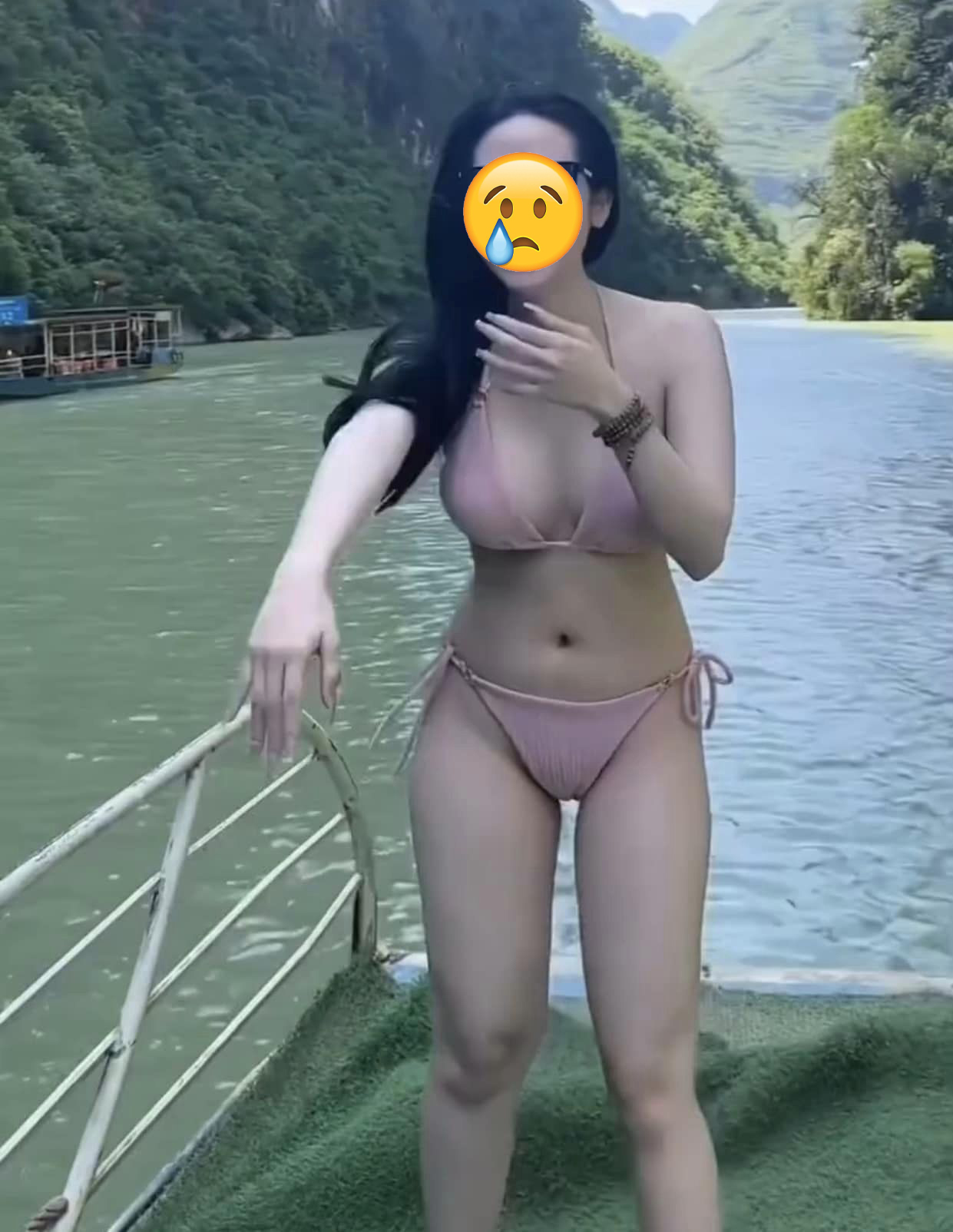 Nữ du khách gây sốt khi diện bikini đi du lịch Hà Giang