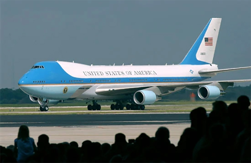 Cận cảnh chiếc máy bay chở Tổng thống Mỹ Joe Biden đến Việt Nam, được mệnh danh là 'Phủ tổng thống' trên không - ảnh 2