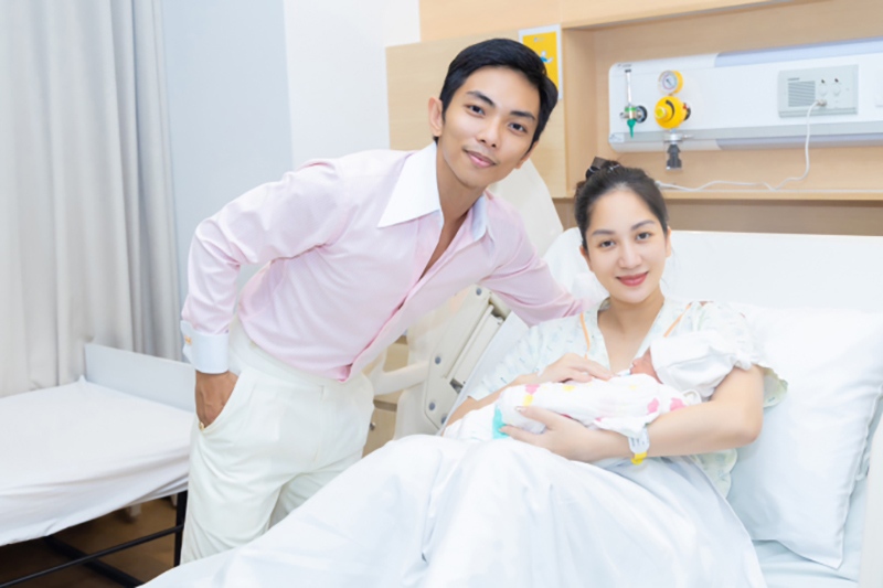 Khánh Thi và Phan Hiển chính thức đón con thứ 3 chào đời