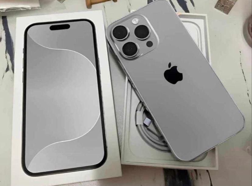 iPhone 15 Pro và iPhone 15 Pro Max với thiết kế Titanium