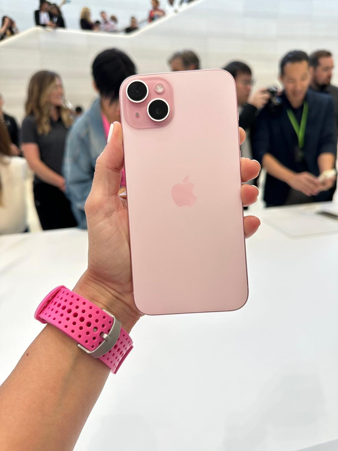 iPhone 15 màu hồng pastel