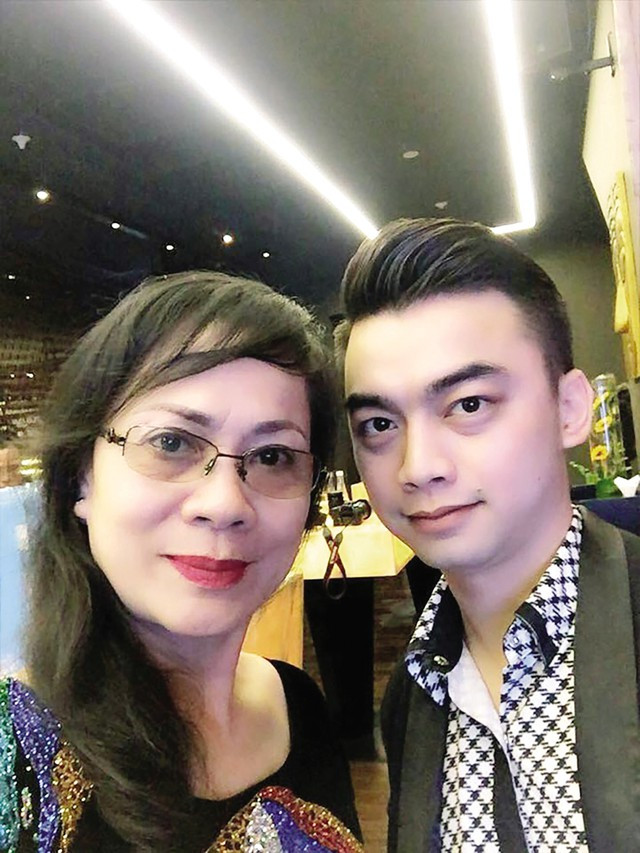 Ảnh chụp chung của nghệ sĩ Hương Dung và con trai Hà Duy