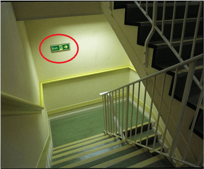Hãy thoát thân bằng thang bộ thoát hiểm, đừng nên vào trong thang máy
