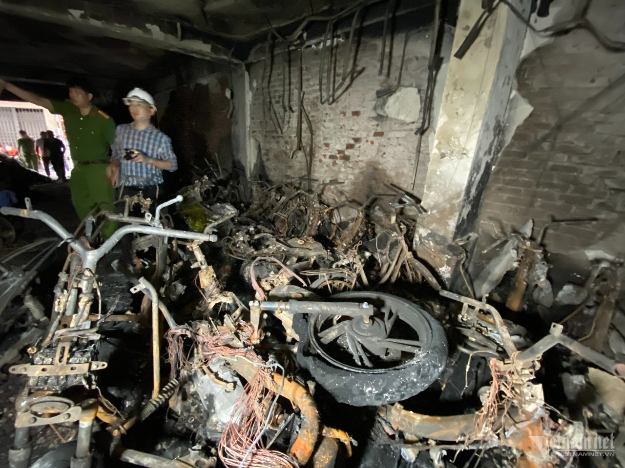 Vụ hỏa hoạn nghiêm trọng xảy ra trong một chung cư mini nằm sâu ở con ngõ thuộc phố Khương Hạ, Hà Nội