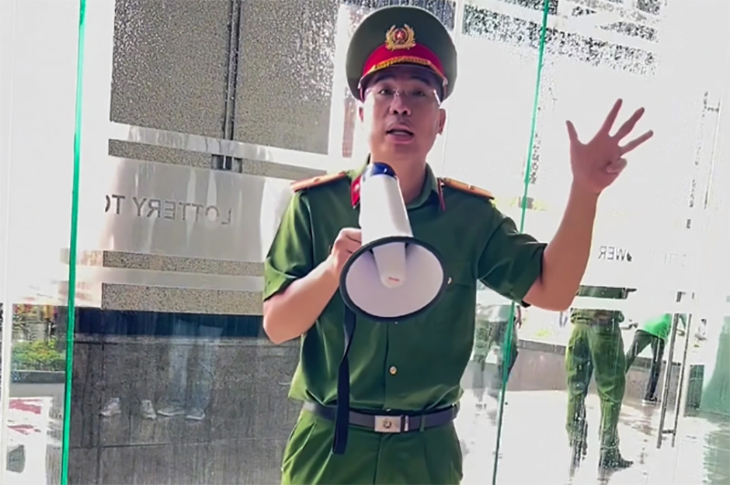 Thiếu tá Đỗ Tấn Tài gây bão mạng xã hội với đoạn clip hướng dẫn phòng cháy chữa cháy chất lừ