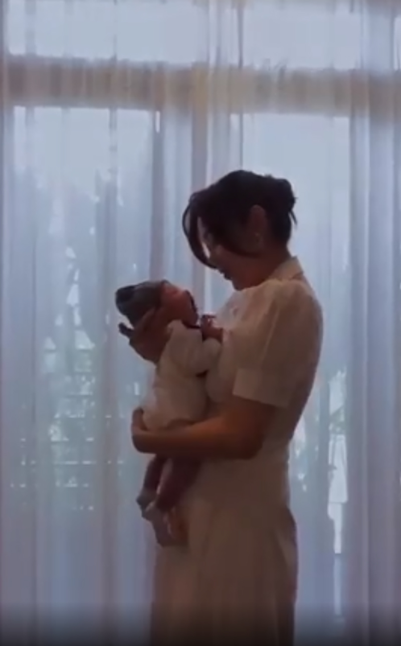 Minh Hằng khoe video bế con trai đầu lòng sau 1 tháng sinh nở
