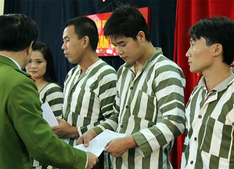 Tại Việt Nam, đồng phục sọc đứng với màu trắng và xanh thẫm là quần áo đặc trưng của tù nhân