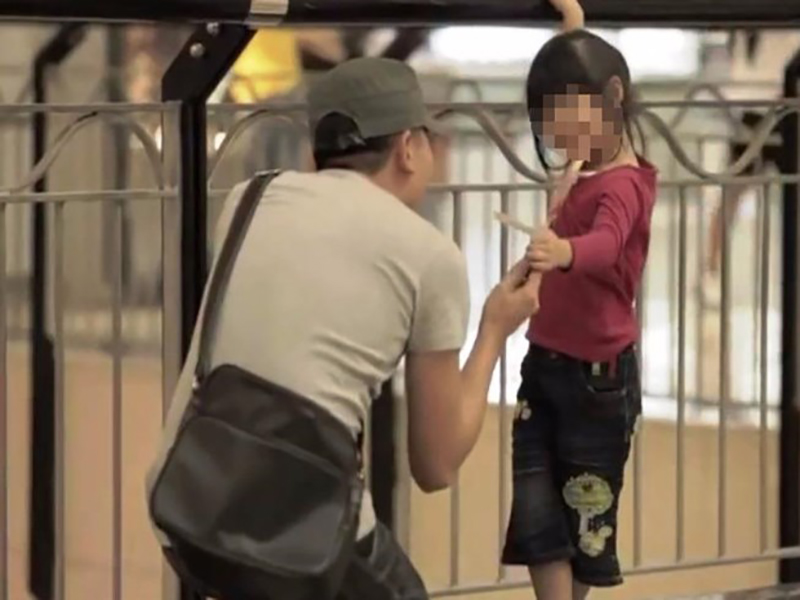 Phải đưa trẻ em đến những nơi công cộng có đông người quan sát hoặc có lực lượng an ninh đảm bảo