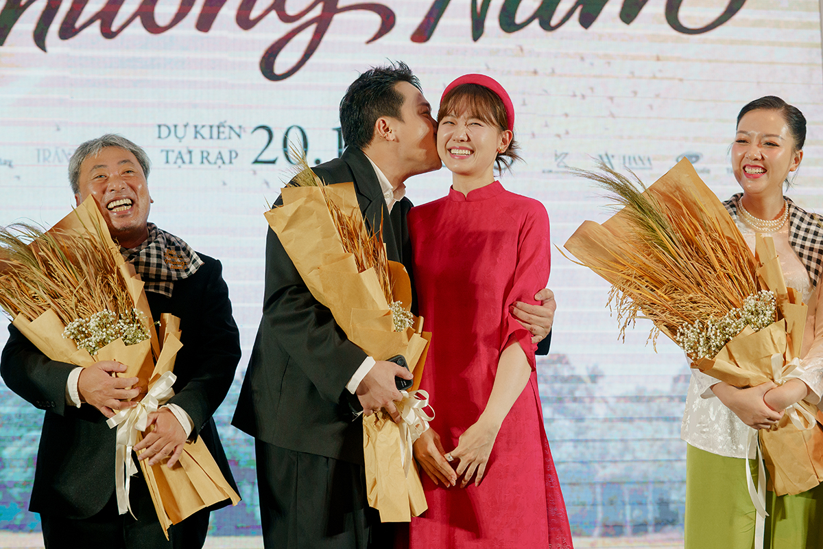 Trấn Thành ôm hôn Hari Won thân thiết trên sân khấu