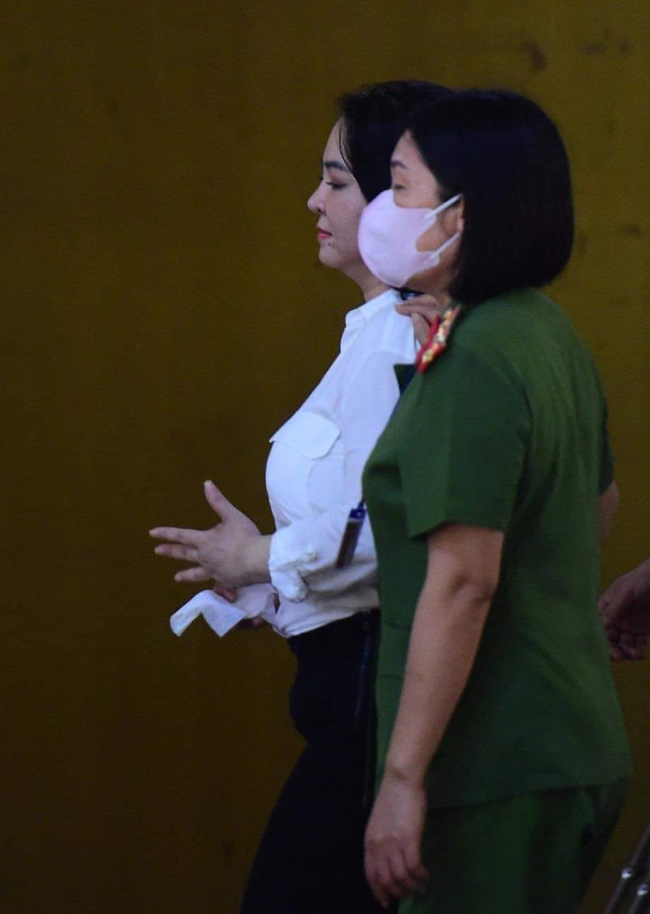 Bị cáo Nguyễn Phương Hằng cũng đã có mặt tại phiên tòa