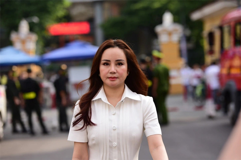 Nữ ca sĩ hát bản hit 'Đồng xanh' lộ diện khác lạ tại phiên tòa xét xử bà Nguyễn Phương Hằng - ảnh 1