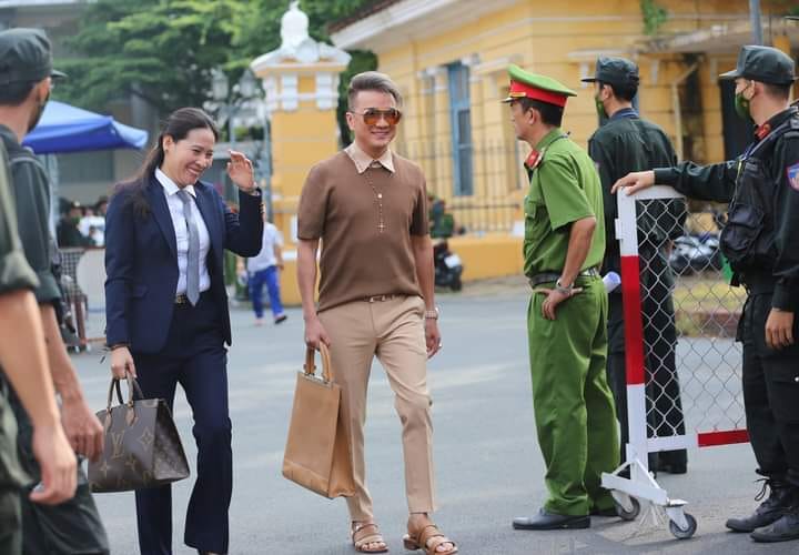 Vy Oanh và Đàm Vĩnh Hưng có mặt tại tòa án chuẩn bị tham gia phiên xét xử bị cáo Nguyễn Phương Hằng