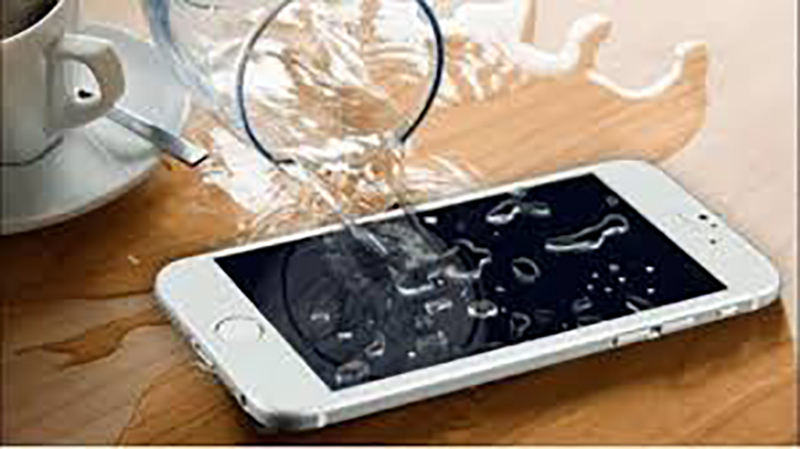 Đặt điện thoại tránh xa chất lỏng