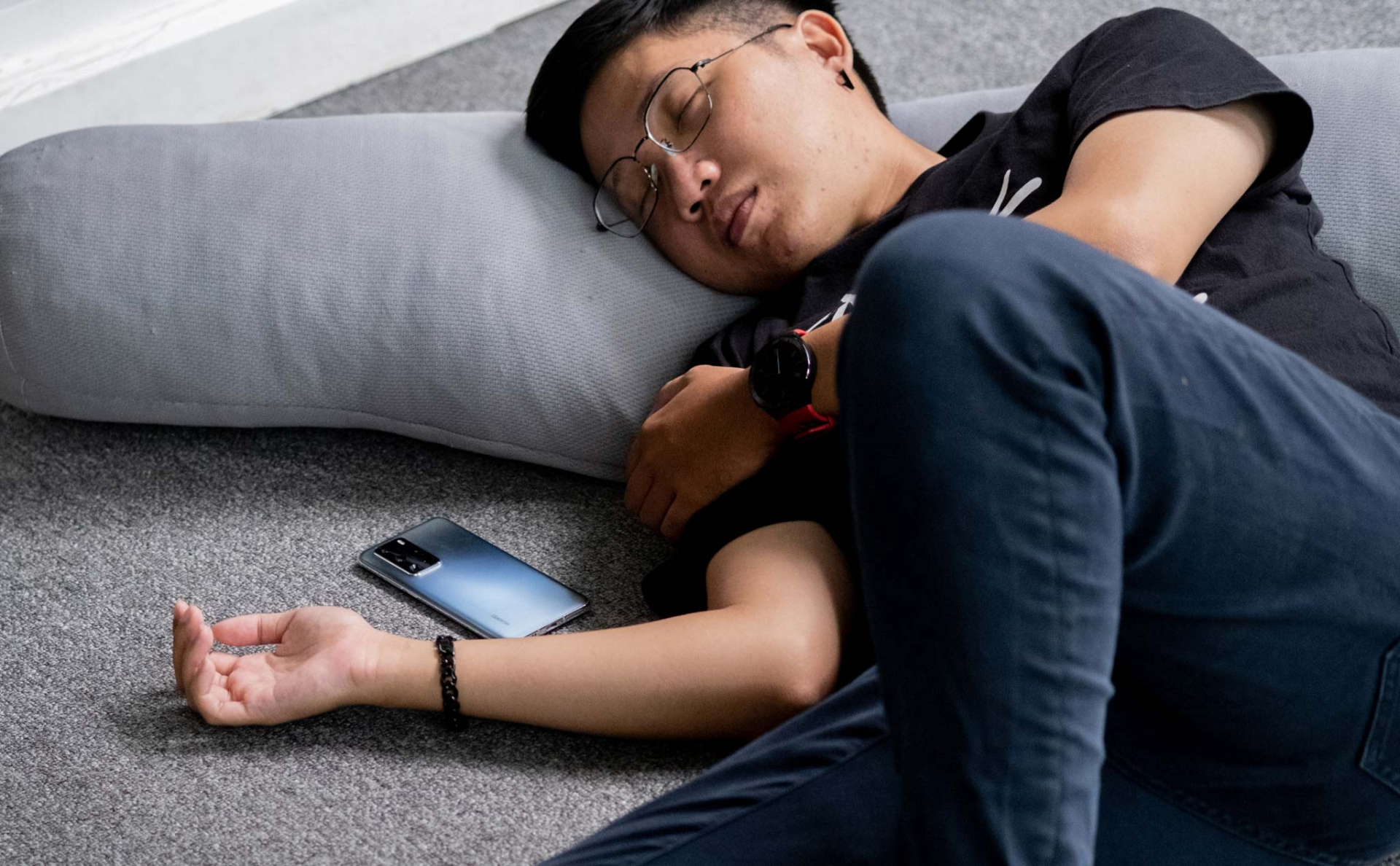 Không đặt điện thoại cạnh người khi đi ngủ