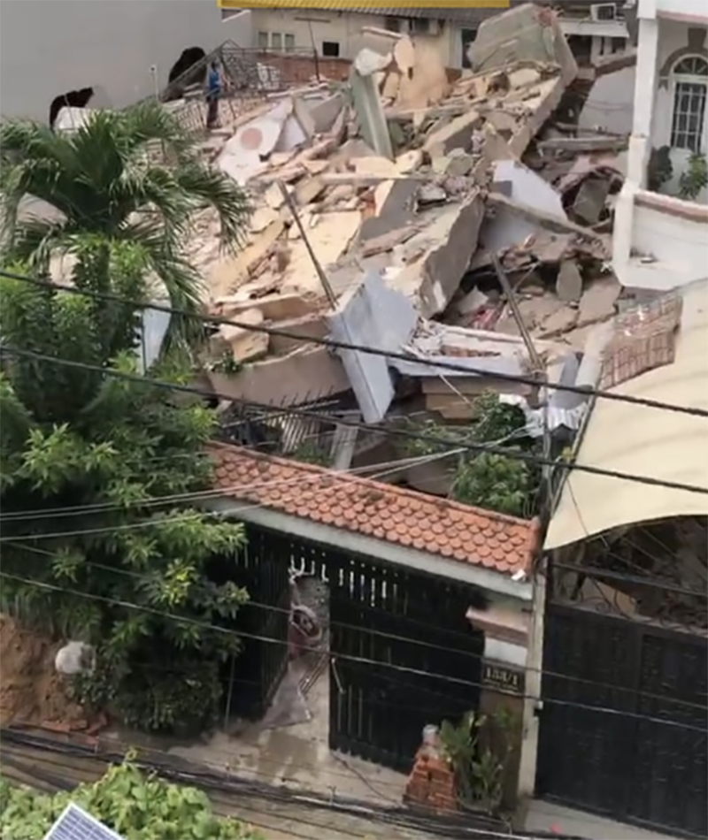 Hình ảnh toàn bộ căn nhà đổ sập