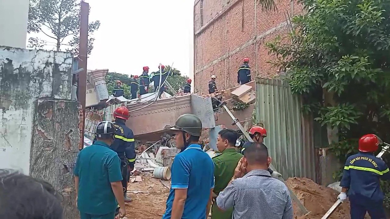Căn nhà cao tầng ở TP.HCM bất ngờ đổ sập, gấp rút tìm kiếm các nạn nhân - ảnh 4