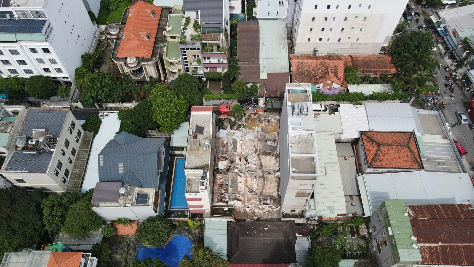 Hình ảnh căn nhà đổ sập nằm giữa các căn nhà khác trong con hẻm 133
