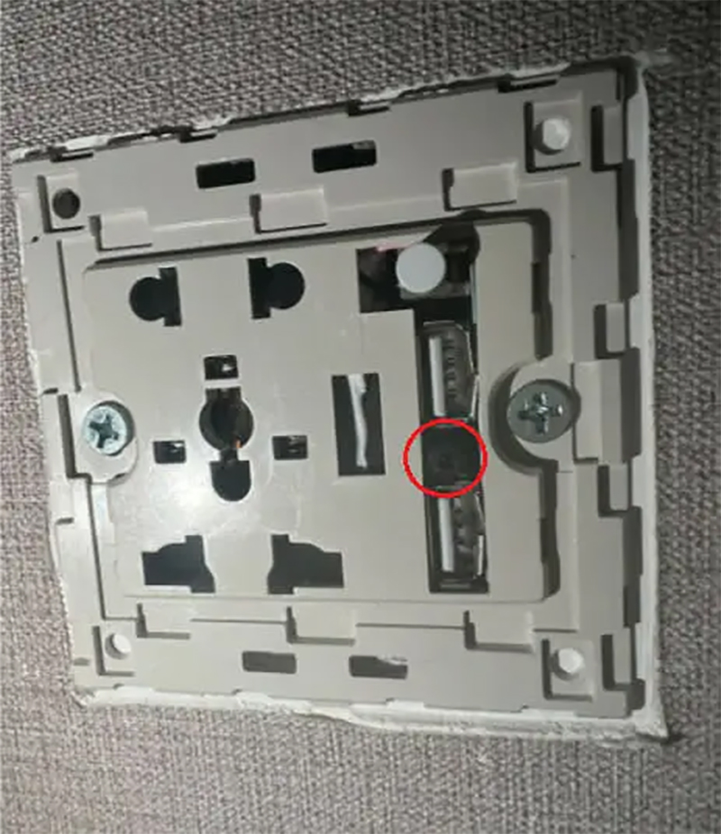 Một thiết bị ghi hình nhỏ xíu được lắp bên trong ổ cắm điện