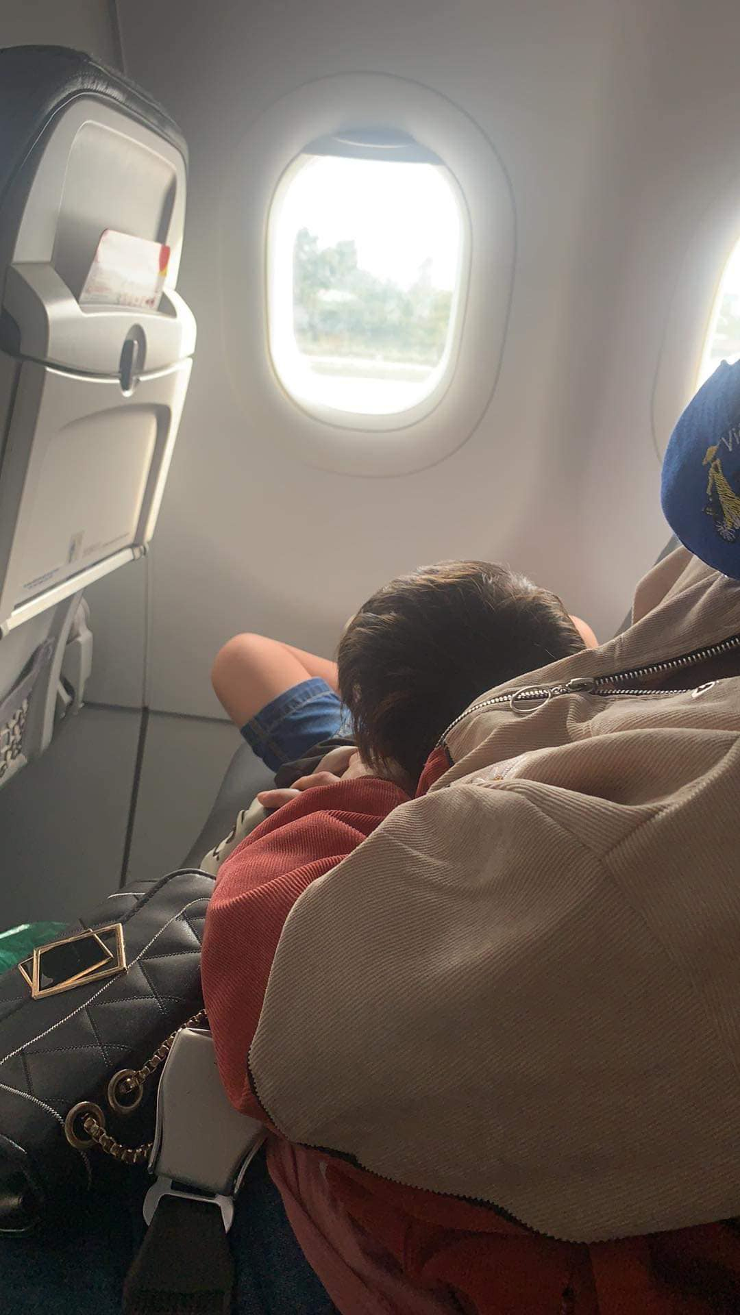 Sau khi phát hiện đứa trẻ ngồi cạnh cửa sổ, phi hành đoàn mới biết số người trên máy bay đã thừa 1 người so với số vé bán ra (Ảnh minh họa)