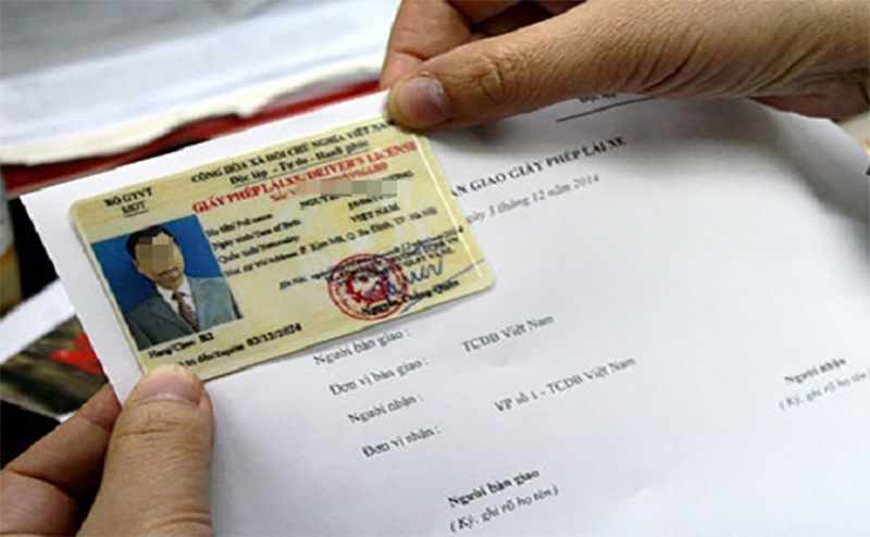 Trước khi dự thảo Luật được thông qua, người dân vẫn phải mang theo giấy phép lái xe bản cứng