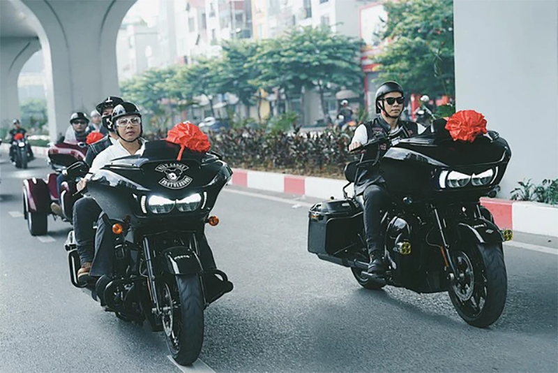Độc lạ đoàn rước dâu hoành tráng bằng mô tô ở Hà Nội, danh tính cô dâu chú rể khiến ai cũng hú hồn - ảnh 1
