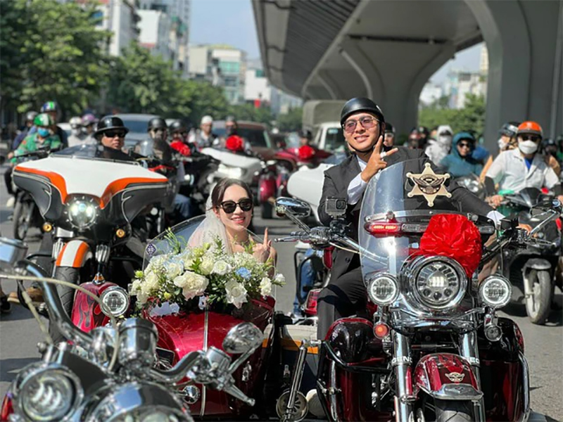 Hình ảnh đoàn rước dâu bằng xe mô tô hoành tráng tại Hà Nội