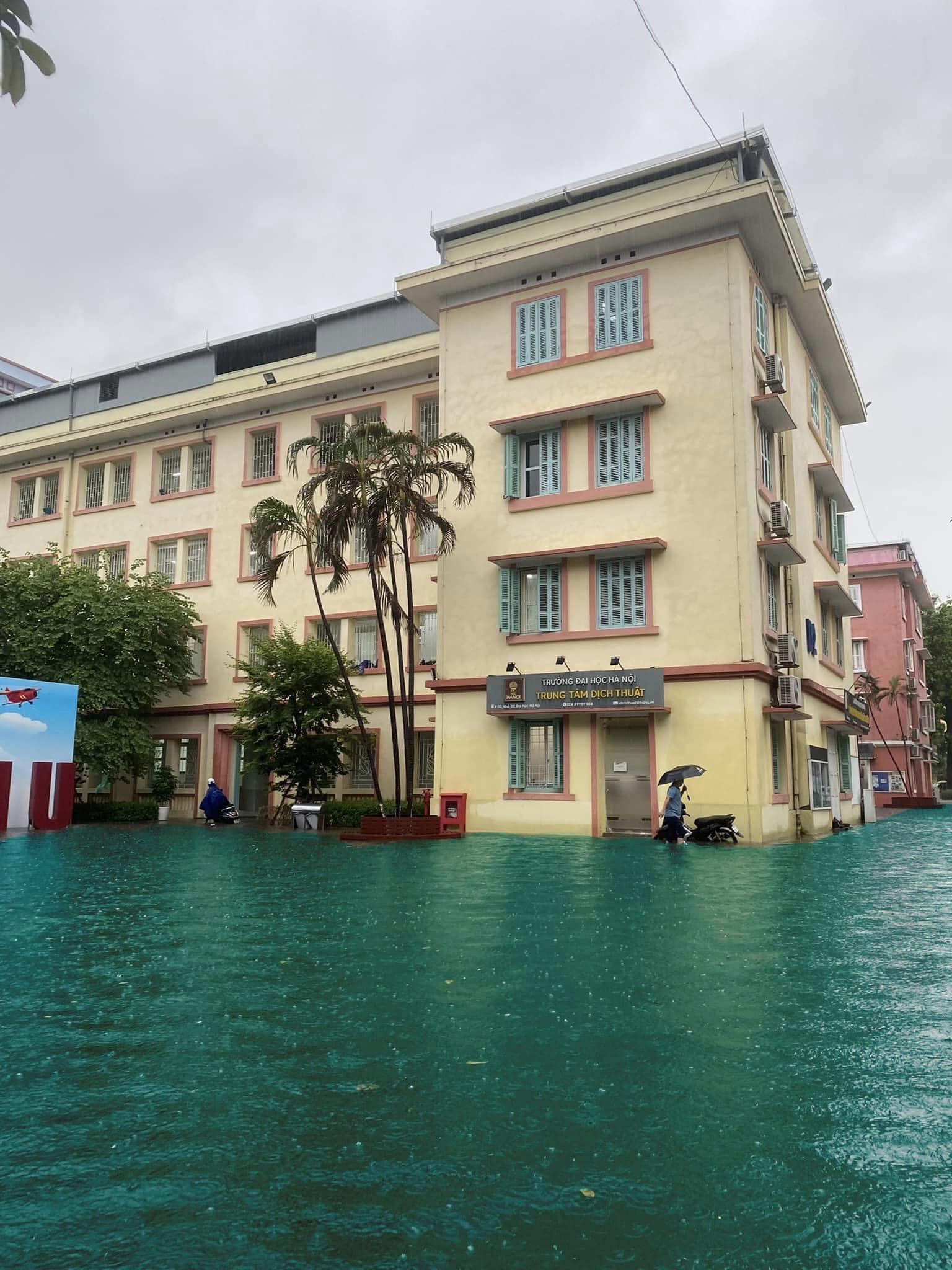 Hà Nội mưa lớn xối xả, học sinh thi nhau bơi lội giữa sân trường - ảnh 3