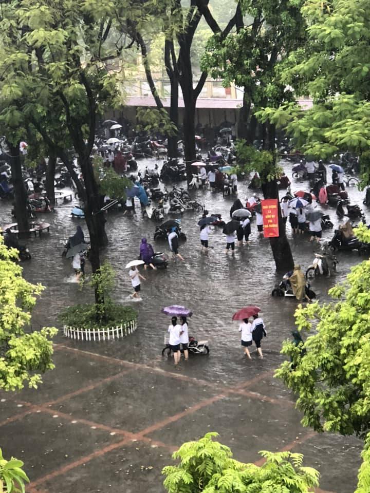 Nhiều trường học tại Hà Nội đều ngập úng nghiêm trọng do mưa lớn sáng nay