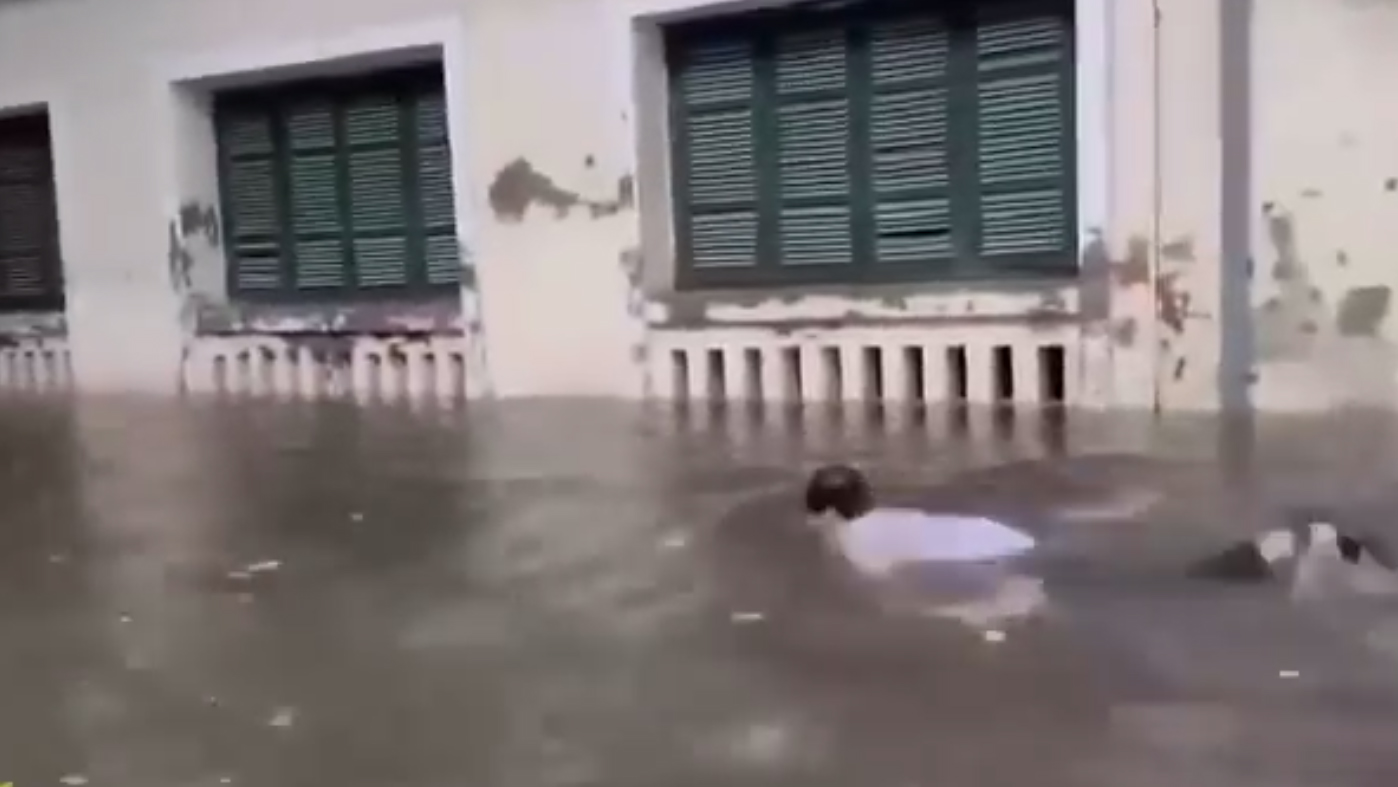 Hà Nội mưa lớn xối xả, học sinh thi nhau bơi lội giữa sân trường - ảnh 1