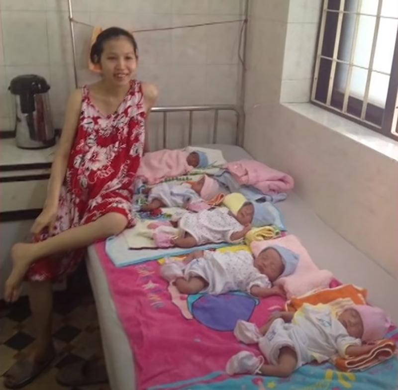 Phụ nữ sinh đủ 2 con dưới 35 tuổi tại 21 tỉnh thành ở Việt Nam theo quy định sẽ được khen thưởng và tặng tiền