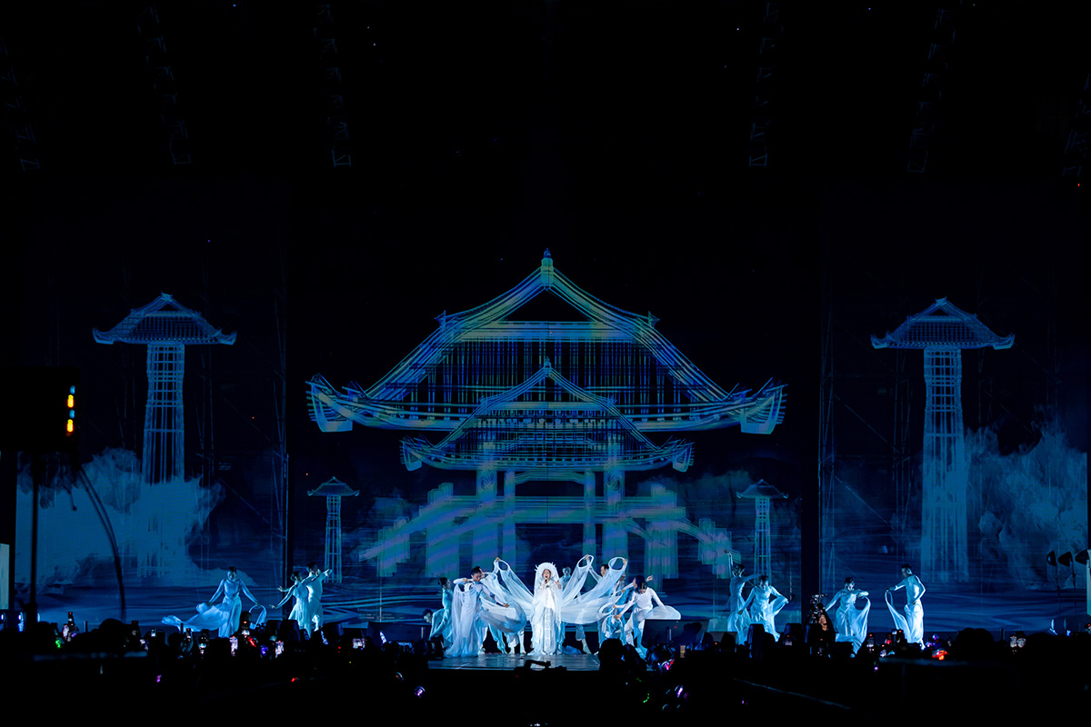 Sân khấu Vietnamese Concert được dàn dựng công phu mang nhiều nét đẹp văn hóa truyền thống Việt Nam