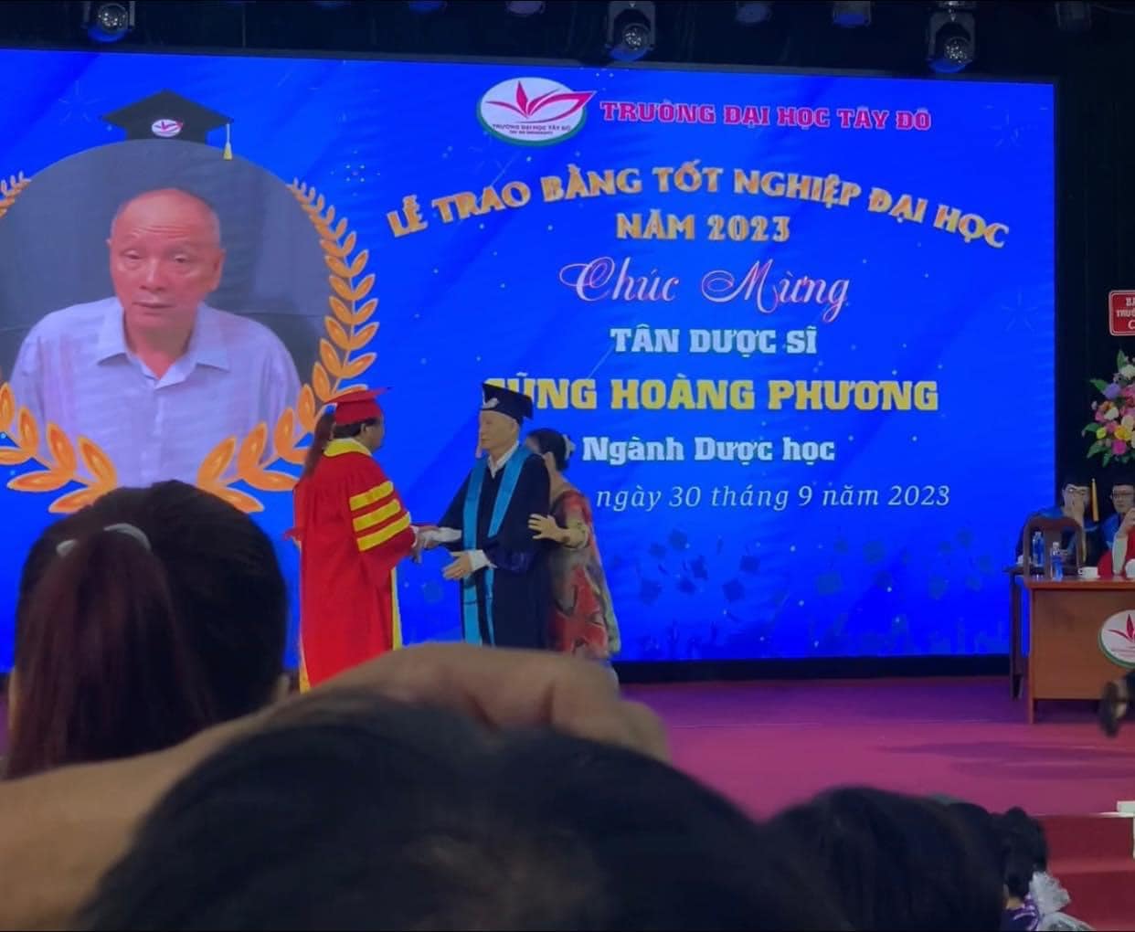 Cụ ông chân đi không vững được dìu lên nhận bằng đại học ngành dược, có họ lạ nhất Việt Nam - ảnh 2