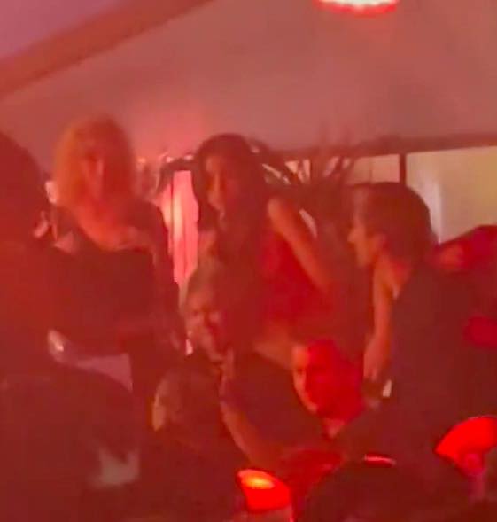Rộ clip Lisa (BLACKPINK) nhảy nhót bên bạn trai tỷ phú hậu diễn ở Crazy Horse, tỏ thái độ khi bị quay hình - ảnh 2