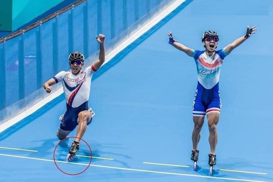Khoảnh khắc vận động viên người Đài Loan trượt dài chân chạm đích trước trong khi vận động viên người Hàn Quốc đang ăn mừng
