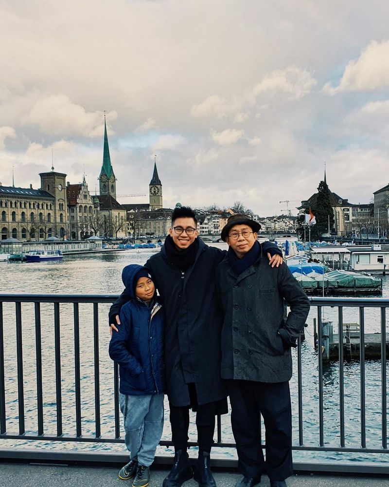 Vũ Linh chụp cùng bố và em trai
