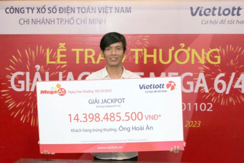 Anh Nguyễn Hoài Ân không đeo mặt nạ khi nhận giải 14,3 tỷ đồng trúng số Vietlott