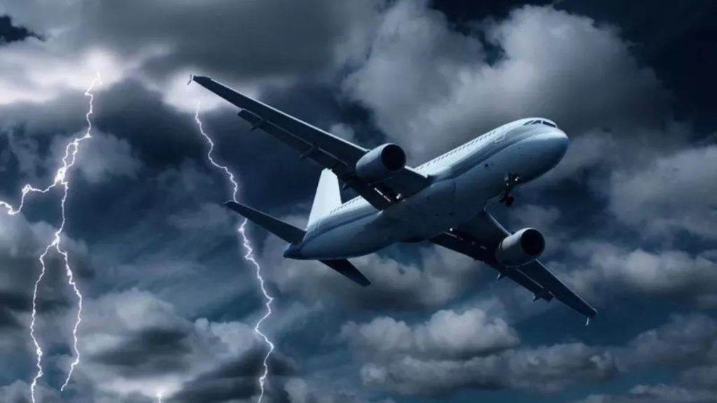 Trải nghiệm máy bay đi vào tâm bão sẽ như thế nào, nghe lời kể của hành khách mà tái mặt? - ảnh 1