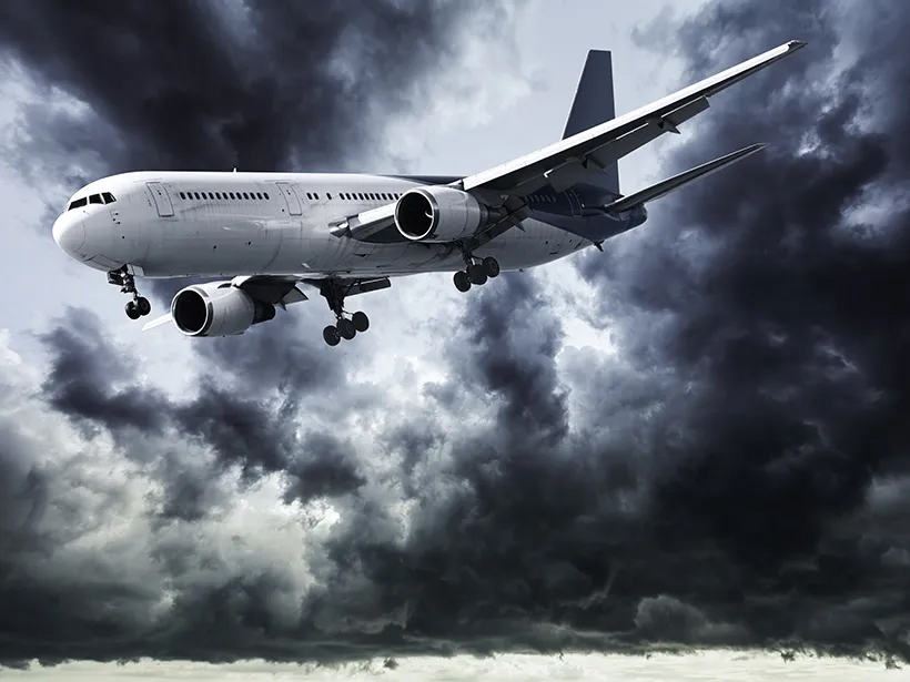 Khi máy bay di chuyển vào tâm bão, hành khách cảm giác như nổ tung