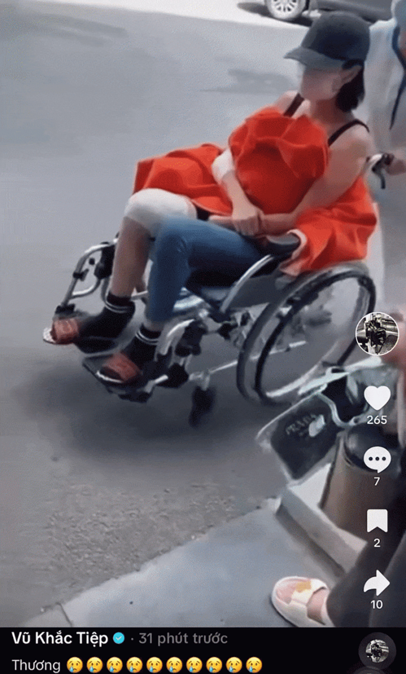 Ngọc Trinh ngồi xe lăn vì bị thương sau tai nạn xe cộ